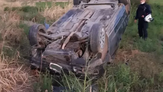 Un joven perdió el control del auto y volcó