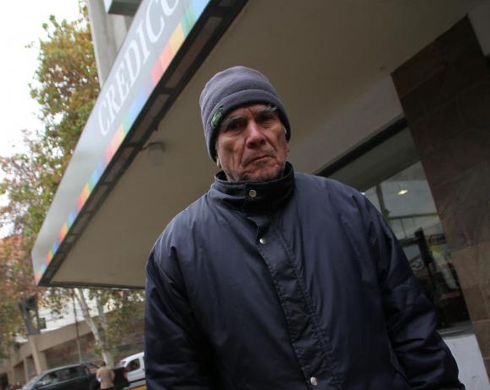 En pleno centro, un anciano de 74 años duerme dentro de un banco