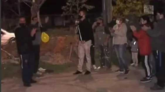 Vecinos le festejaron el “cumple de 15” a un bache