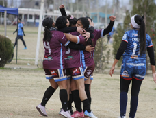 ABRAZO DEL GOL. Las chicas de Aston Birra se abrazan tras un gol. Son las últimas campeonas.