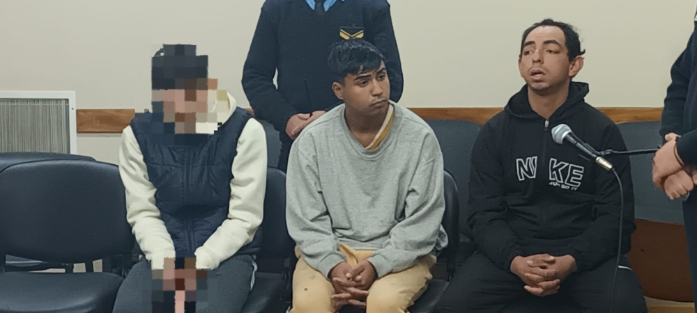 De izquierda a derecha: Narváez Córdova y Agustín Emanuel Vila, los dos imputados en la causa y Juan Valentín Tello Giménez, que quedó desvinculado del legajo por el robo y abuso sexual en Concepción.&nbsp;