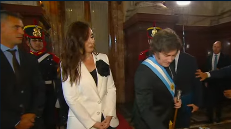 La vicepresidenta Victoria Villarruel recibió al mandatario y todas las miradas estuvieron puestas en el saludo de ambos, luego de tiempo alejados.