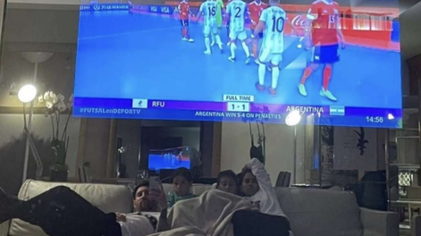 Cuánto vale y cómo funciona el llamativo televisor de Lionel Messi