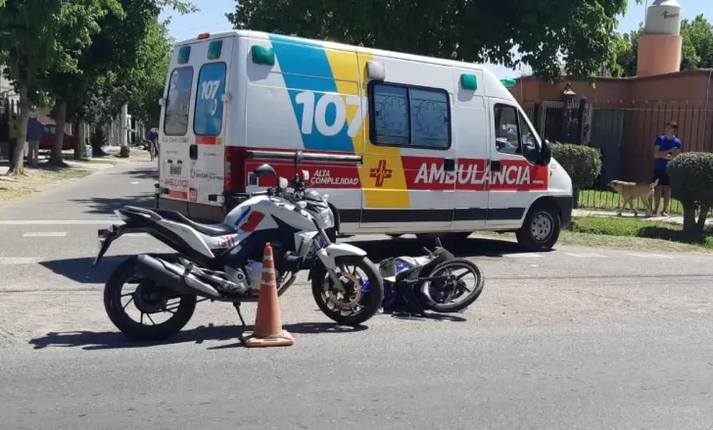 Una pareja iba en moto y terminó con serias heridas al chocar contra un auto