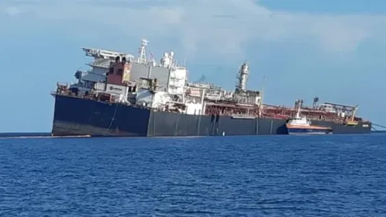 Desastre ambiental: un buque venezolano se hunde con un millón de barriles de petróleo