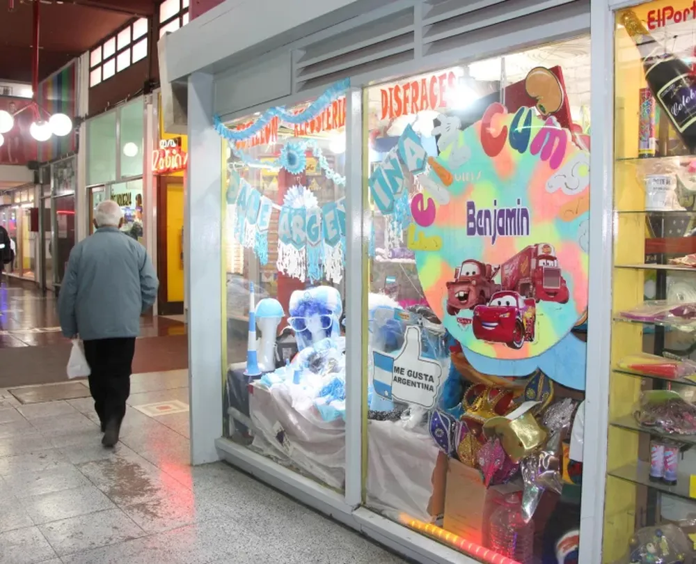 El comercio comenzó a teñirse de celeste y blanco a tres días del inicio del Mundial
