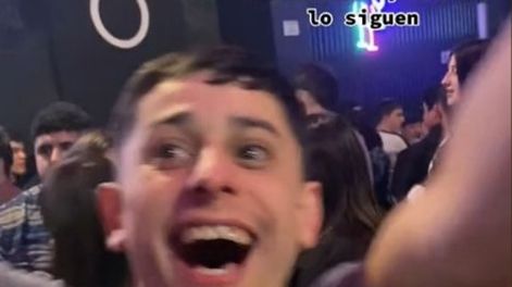 Cantó una canción de Boca en pleno boliche y la reacción de la gente lo emocionó