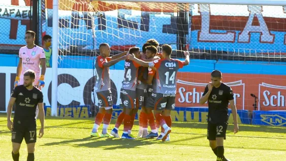 Frenético partido entre Racing y Defensa y Justicia en el que se repartieron puntos