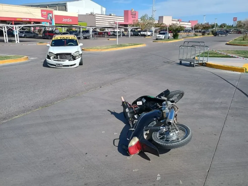 Aparatoso choque en la playa de un shopping