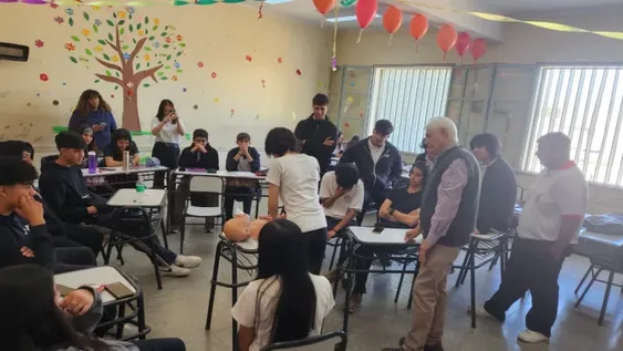 Los alumnos del Colegio Divina Misericordia visitaron el Colegio Cacique Angaco para enseñar sobre primeros auxilios.