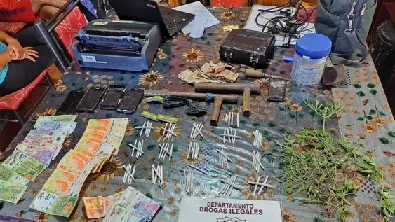 Llevaba 45,9 gramos de marihuana, semillas de cannabis sativa y hongos en una moto