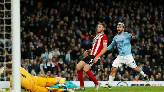 El “Kun” marcó el último gol argentino del año en Europa