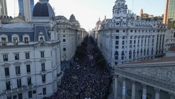 Colpaso. Las calles que unen el Congreso con Plaza de Mayo, desbordadas como con la marcha universitaria en 2024.