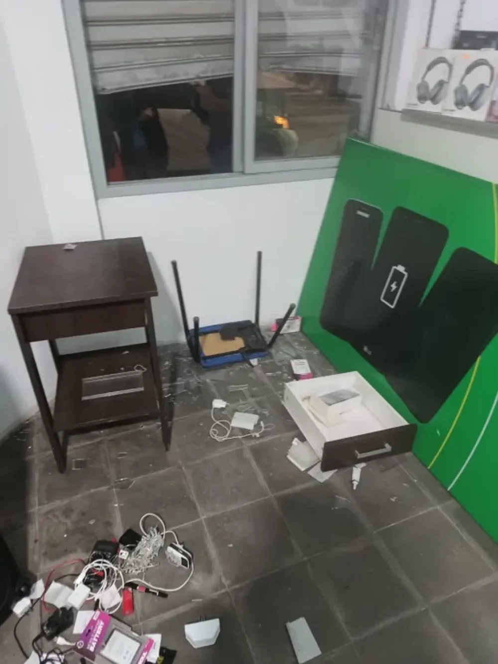 Ladrón distraído: robó un comercio en la madrugada y dejó su celular en el lugar