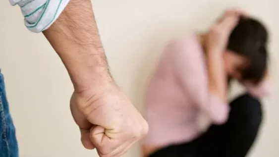 Un sujeto con antecedentes por violencia de género acuchilló a su expareja