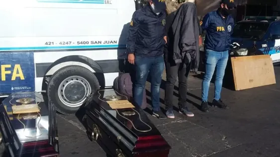 Con cocaína y $121.000 en auto de una funeraria