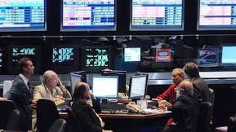 Tras los aranceles de Donald Trump, las bolsas mundiales caen y el dólar se desploma