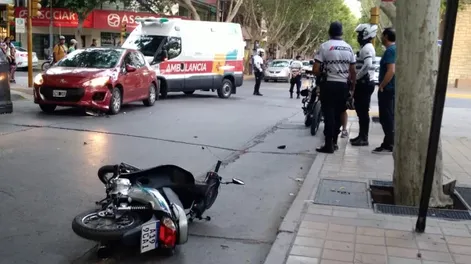 Choque en una esquina del microcentro generó un caos de tránsito