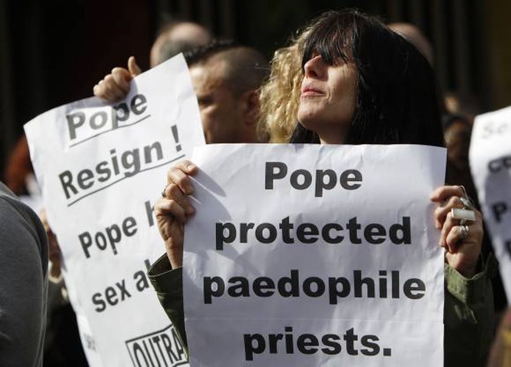 Manifestantes piden la renuncia del Papa