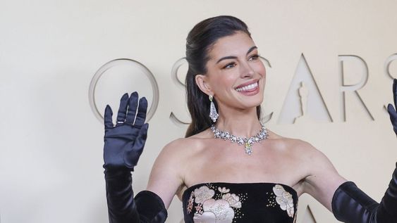 Anne Hathaway, muy elegante, captó toda la atención en los Oscar.&nbsp;