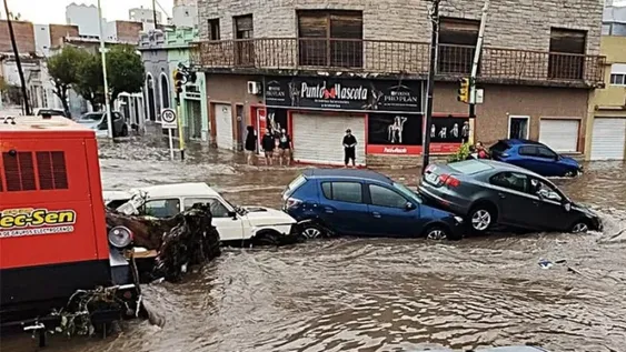 AÚN BAJO EL AGUA. Bahía Blanca enfrenta la peor catástrofe de la historia. hay que reconstruir la ciudad donde el último temporal dejó un saldo de al menos 16 muertos y destrozos totales.