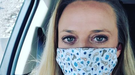 Una trabajadora social usa barbijos con penes por insólito motivo