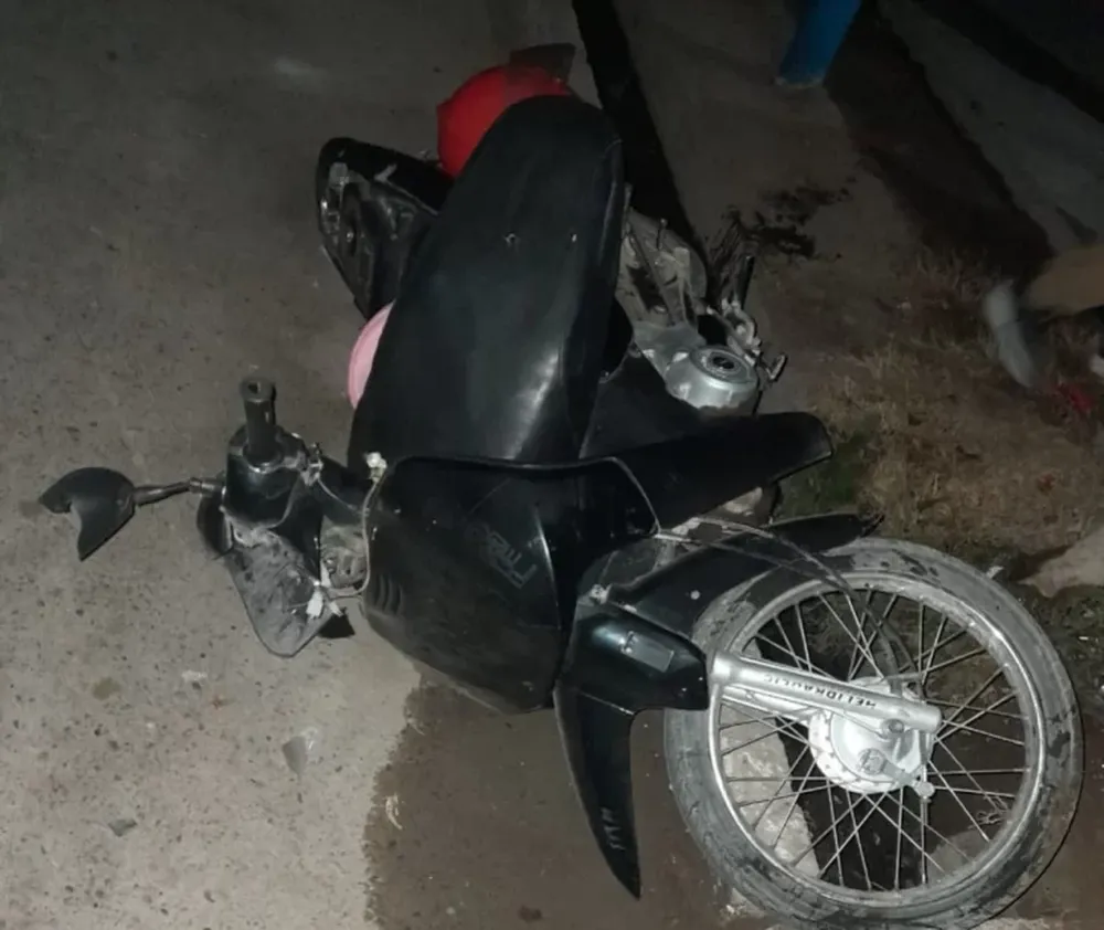 Se estrelló contra un árbol y creen que se fracturó las costillas; ¿su compañero huyó del lugar por estar alcoholizados?