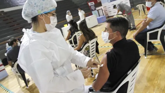 Empezaron a vacunar con la segunda dosis a 1.000 trabajadores de la salud