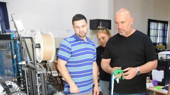 AYUDA ESCOLAR. El año pasado, autoridades del Parque Provincial Ischigualasto donaron una impresora 3D a la Escuela Agrotécnica de Valle Fértil.