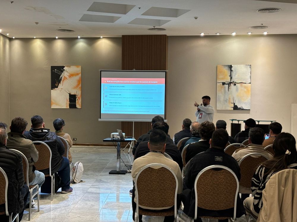 Leonardo Bonomo se reunió con empresarios y emprendedores sanjuaninos, en una charla donde dio consejos para aprovechar las ventas online.&nbsp;