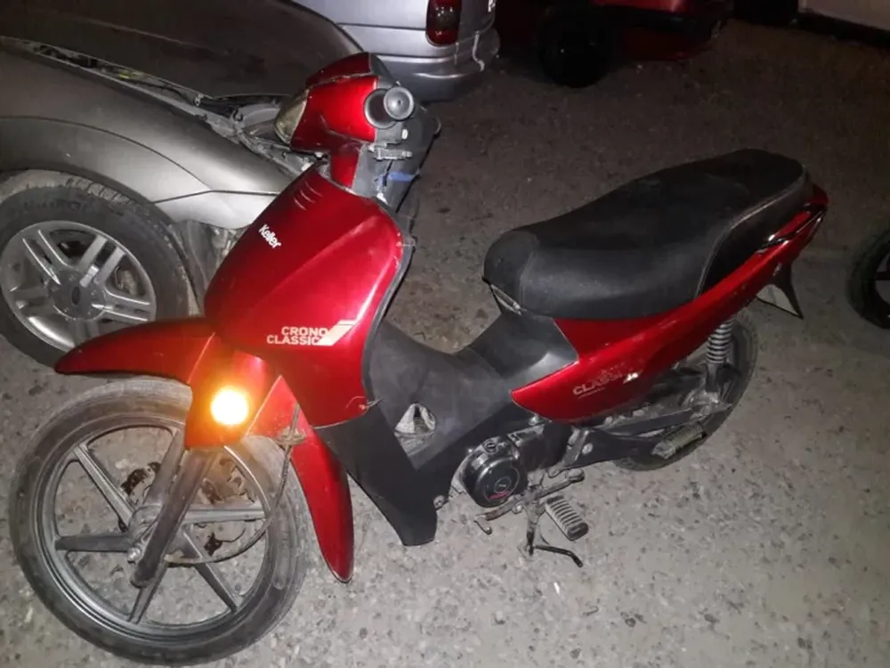 Dos menores cayeron con una moto robada