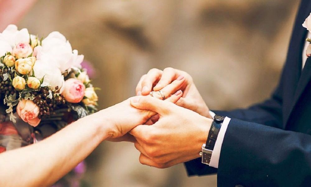 Desesperada: una joven perdió la bolsa donde llevaba parte de su vestido de casamiento
