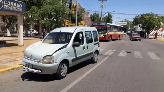 Por una falla en los semáforos, un colectivo chocó con una camioneta