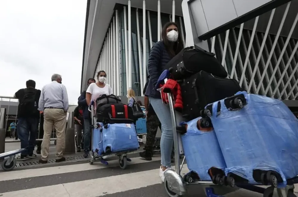 Cepo a los vuelos cuando se disparan los contagios: casi 13.000 en un solo día