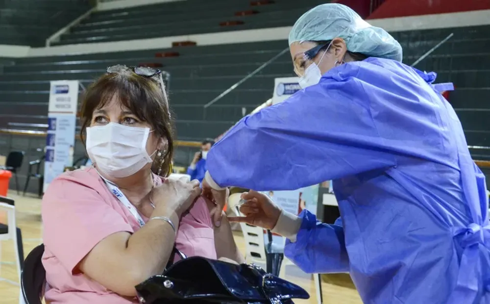 Vacunación en San Juan: planean dividir en dos grupos a los mayores de 60