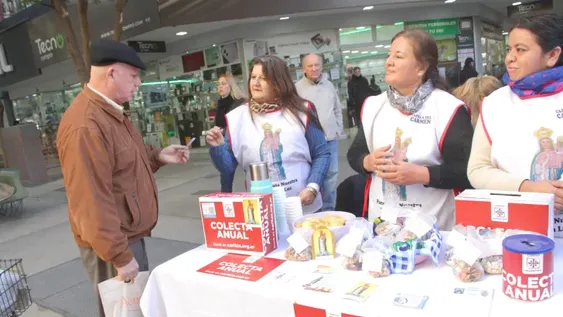 ESCENARIO. El año pasado, Caritas San Juan lanzó oficialmente la Colecta Anual en el cruce de las peatonales céntricas tal como hará el próximo 30 de mayo, en busca de la colaboración de los sanjuaninos.