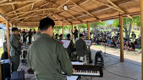 Diario de Cuyo | Por primera vez, la Banda de Música de Gendarmería visitó una colonia de verano.