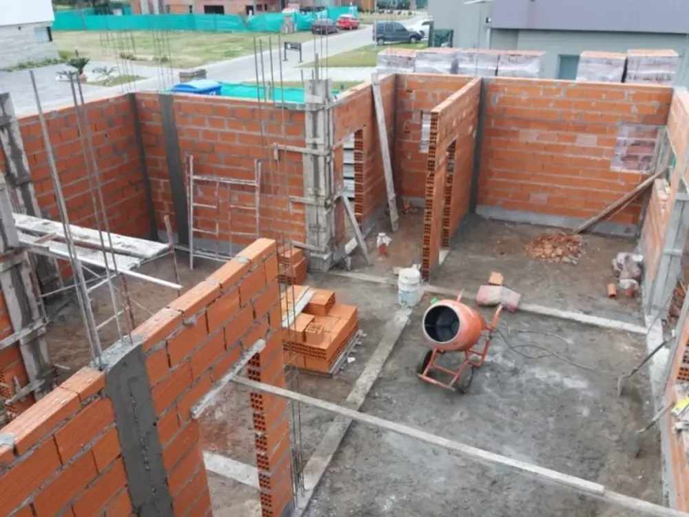 Desmanteló una obra en construcción y su padre ayudó a la policía para que lo detengan