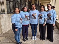 La mamá de Talía Recabarren (medio) acompañada por otras mujeres y su abogada Rosita Sánchez (derecha).