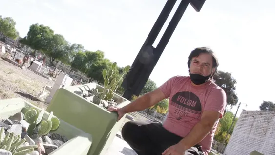 Un municipal embellece el cementerio en sus ratos libres