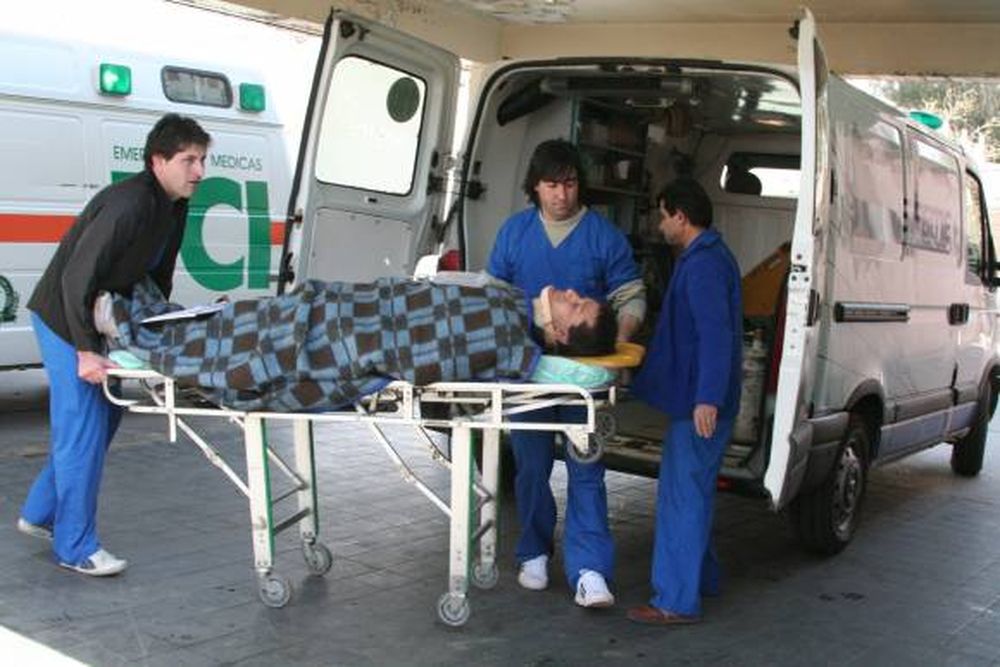 Turistas heridos al volcar su auto