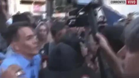 [VIDEO] Ahora en Corrientes: tensión y empujones en la caravana de Karina Milei y Martín Menem