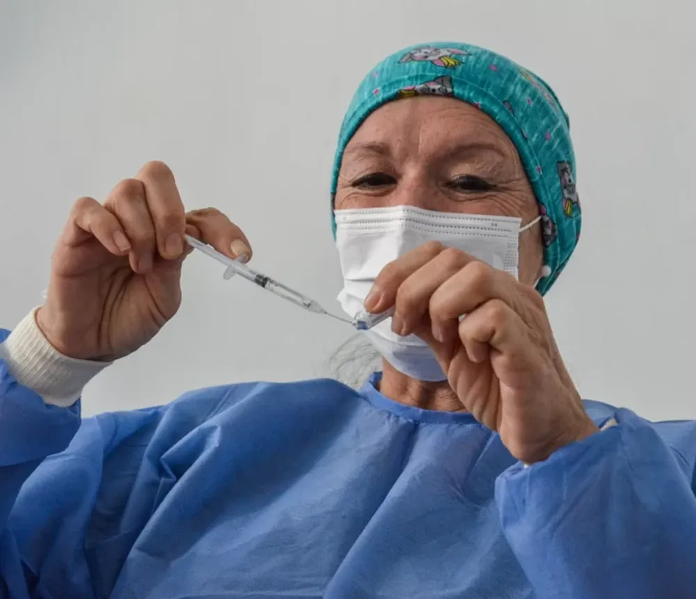 Desde hoy, pueden inscribirse más personas de entre 18 y 59 años para vacunarse