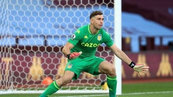El arquero Emiliano Martínez alcanzó un increíble récord en el Aston Villa