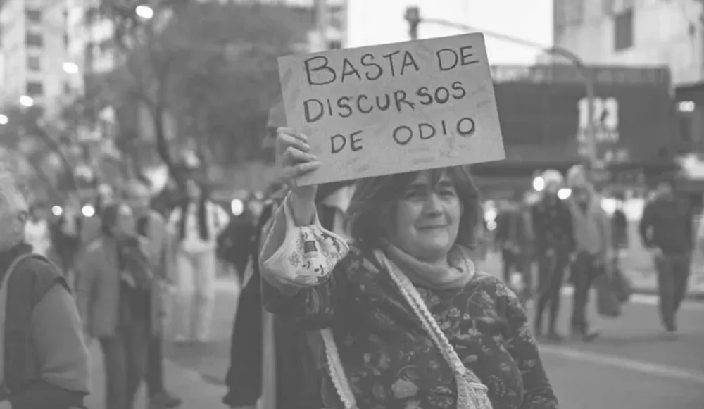 EL DISCURSO de la venganza es a menudo un precursor de exterminio o eliminación, el cual ha sido amplificado por las tecnologías digitales y la inteligencia artificial.