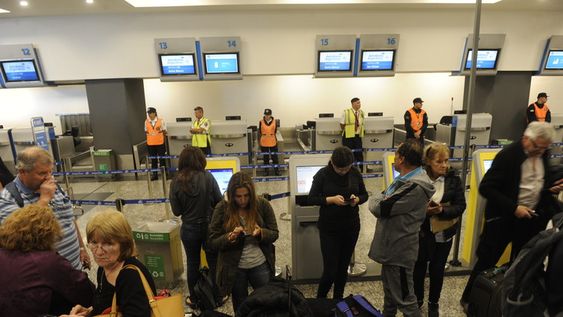 El saldo del paro de aeronáuticos: 258 vuelos afectados y 30.000 pasajeros varados