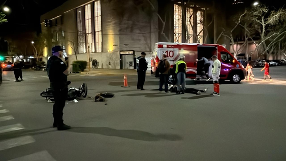 El motociclista terminó tendido en el asfalto.&nbsp;