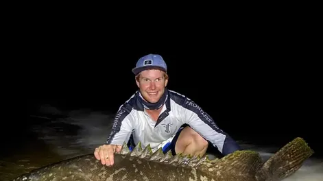 Un pescador luchó 15 minutos para sacar del agua un mero gigante de 100 kilogramos