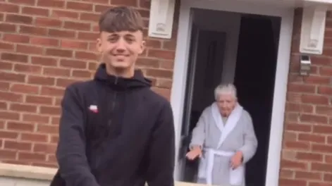 Grabó un tierno TikTok con su abuela cuando fue a llevarle comida