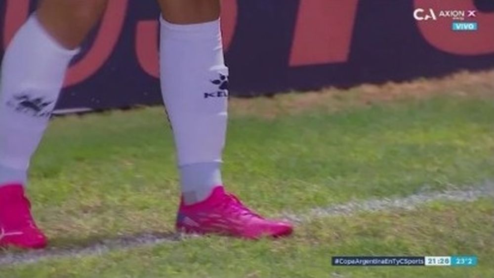 ¡Peñarol salió a la cancha con las medias de Colón!